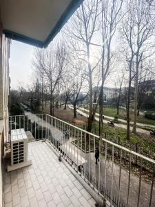- un balcon avec deux chats sur une terrasse couverte dans l'établissement Molino cozy apartment with park view in downtown Milano, à Milan