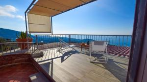 einen Balkon mit einem Stuhl und Meerblick in der Unterkunft Agriturismo Le Agavi in San Mauro Cilento