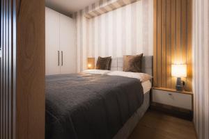 GRAY APARTMENT في بانسكا بيستريتسا: غرفة نوم بسرير كبير في غرفة
