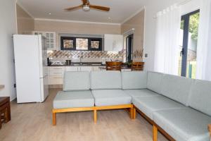sala de estar con sofá y cocina en CASA GEM, en Victoria