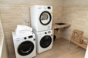 una lavanderia con lavatrice e asciugatrice di CASA GEM a Victoria
