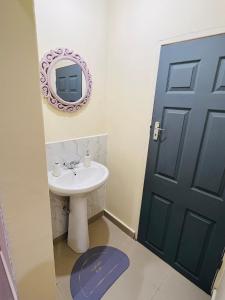 Ein Badezimmer in der Unterkunft Hibiscus Apartments
