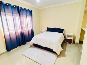 Ein Bett oder Betten in einem Zimmer der Unterkunft Hibiscus Apartments
