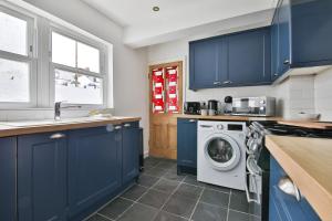 مطبخ أو مطبخ صغير في StayRight 3-Bed House in the Heart of Pontcanna & 10 Mins to City Centre