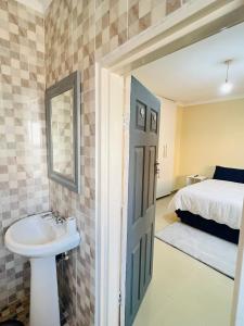 Ванна кімната в Hibiscus Apartments