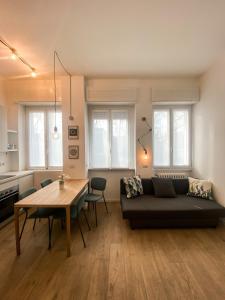 - un salon avec un canapé et une table dans l'établissement Molino cozy apartment with park view in downtown Milano, à Milan