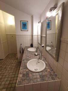 uma casa de banho com dois lavatórios e dois espelhos em Wohnung am Rhein, 20 Minuten von Bonn/ 45 Minuten von Köln. Möbliert perfekt für Wochenendfahrer/in em Königswinter