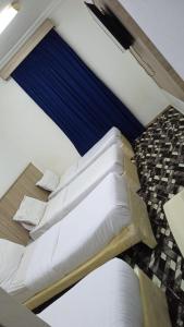 Łóżko lub łóżka w pokoju w obiekcie منازل المنال