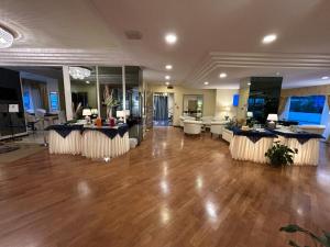 uma grande sala com mesas e cadeiras em Hotel City em Montesilvano