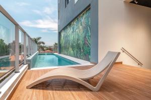 สระว่ายน้ำที่อยู่ใกล้ ๆ หรือใน ÚNICO - Stay & Residences by AVA