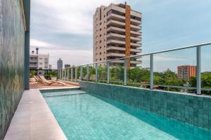 una piscina en la azotea de un edificio en ÚNICO - Stay & Residences by AVA en Asunción