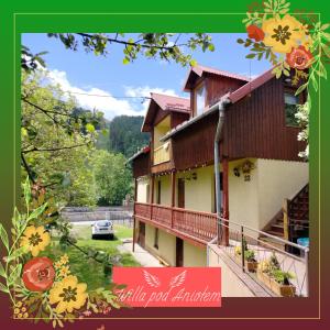a building with a balcony with a car parked in the yard at Willa pod Aniołem in Szczawnica