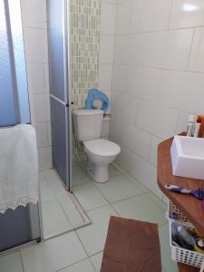 Baño pequeño con aseo y lavamanos en Casa da Totonha en São Lourenço do Sul