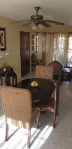 een woonkamer met een eettafel en stoelen bij Clásico apartamento en Santo Domingo Este in El Seis
