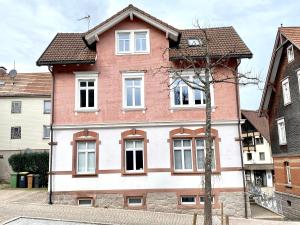 uma casa vermelha e branca com janelas brancas em *Ferienwohnung in Schwarzwald Villa für 6 Pers.* em Furtwangen