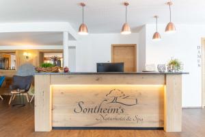 eine Bar mit einem Schild für ein Restaurant in der Unterkunft Sontheims Naturhotel & Spa in Maierhöfen