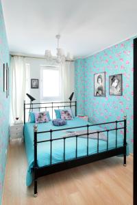 1 dormitorio con 1 cama azul en una habitación en Sleep Dream en Varsovia