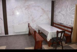 Pokój ze stołem i krzesłami oraz marmurową ścianą w obiekcie House in downtown w mieście Bielce