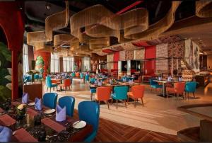 Moonlight Bay Panorama Condotel Ocean View餐厅或其他用餐的地方