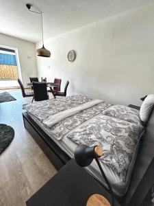 1 dormitorio con 1 cama, mesa y sillas en Apartmán A3 Kašperky Slunný moderní apartmán na horách en Kašperské Hory