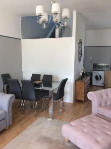 sala de estar con mesa de comedor y sillas en 2 bedroom apartment, great location for tourists, en Liverpool