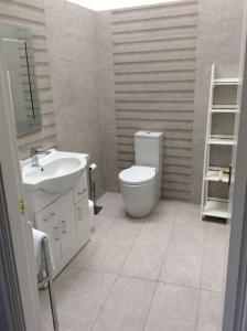 a bathroom with a white toilet and a sink at 2 bedroom apartment, great location for tourists in Liverpool