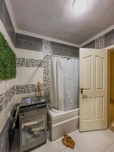 uma casa de banho com um chuveiro, uma banheira e um WC. em Joe Excellence Residence em Cairo
