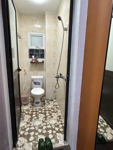La salle de bains est pourvue d'une douche et de toilettes. dans l'établissement Hanoi Old Quarter Inn, à Hanoï