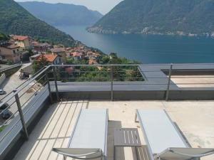 Balcó o terrassa a 5 posti letto con A/C, posto auto piscina vista lago