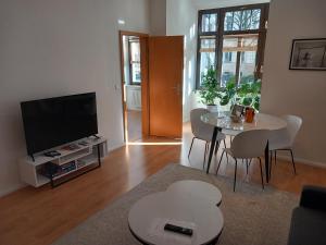TV a/nebo společenská místnost v ubytování Ferienwohnung im Gründerzeitviertel mit Stellplatz