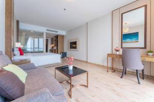 Moonlight Bay Panorama Condotel Ocean View的休息区