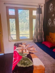 1 dormitorio con ventana grande y cama en Tafreegram, en Kalgha