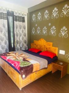 Un dormitorio con una gran cama de madera con almohadas rojas en Tafreegram, en Kalgha