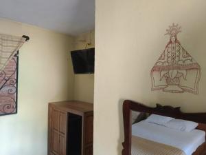 a small bedroom with a bed and a window at HOTEL PALACIO CHATINO in Santos Reyes Nopala