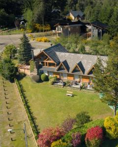 an aerial view of a house with a yard at Casa del Lago Villa La Angostura in Villa La Angostura