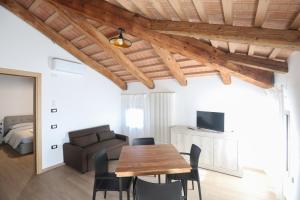 salon z drewnianym stołem i kanapą w obiekcie Residence Superstar w mieście San Martino di Lupari