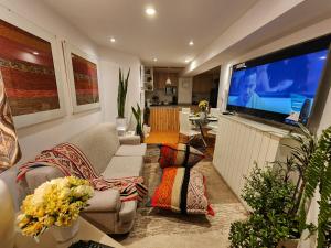 庫斯科的住宿－Apartamento de lujo en zona exclusiva de Cusco，客厅配有大屏幕平面电视