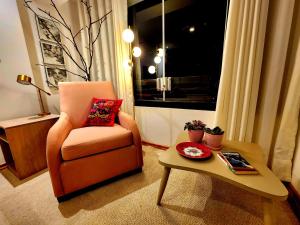 庫斯科的住宿－Apartamento de lujo en zona exclusiva de Cusco，客厅配有椅子和桌子