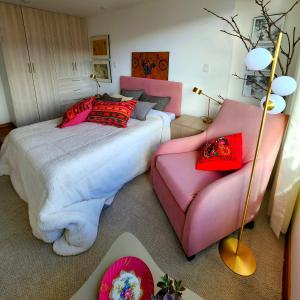 um quarto com uma cama grande e um sofá em Apartamento de lujo en zona exclusiva de Cusco em Cusco