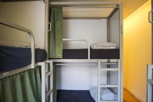 Palanda nebo palandy na pokoji v ubytování Onefam Ribeira