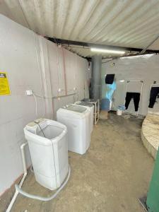 a room with three toilets in a building at Pousada Alojamento AS in Viracopos