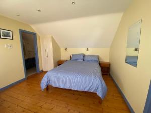 Tempat tidur dalam kamar di Dunmanus Cottage West Cork