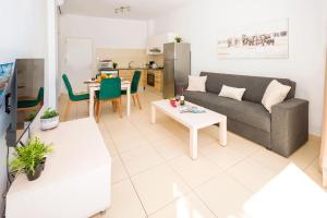 Et opholdsområde på ALICIA - Coralli Beachfront Apartment