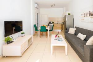 Køkken eller tekøkken på ALICIA - Coralli Beachfront Apartment