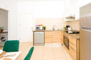 Køkken eller tekøkken på ALICIA - Coralli Beachfront Apartment + 28 billeder