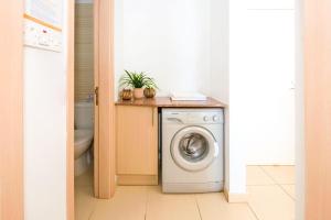 lavadero con lavadora y barra en ALICIA - Beachfront Apartment, en Paralimni