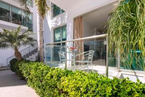 En have udenfor ALICIA - Coralli Beachfront Apartment