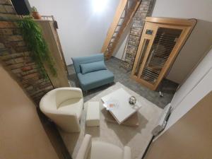 una vista aérea de una sala de estar con una silla azul en Wellness & Comfort with Indoor Sauna - Close to Olympic Games en Saint-Ouen