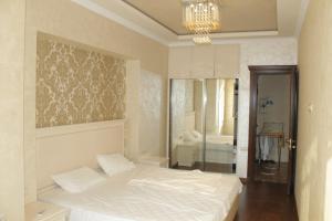 Tempat tidur dalam kamar di Bueno Guest hause