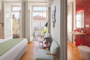 una habitación de hotel con una cama y un baño en Fil's Place, en Oporto